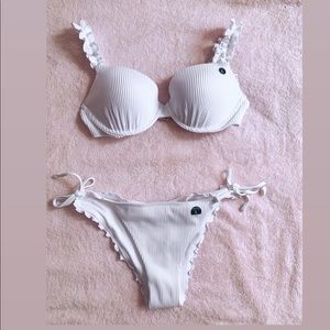 Hollister white ruffle strap bikini set - NWT 👙